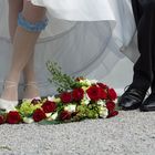 Füße eines Brautpaares