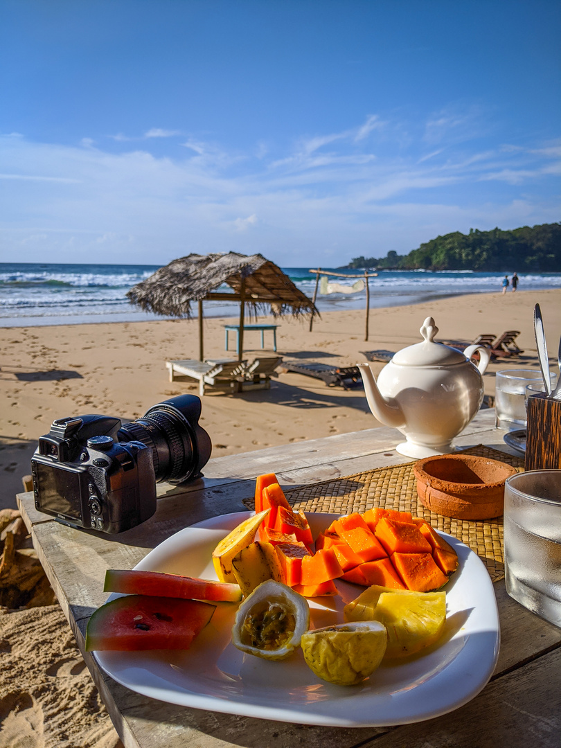 Füße im Sand - Frühstück am Strand