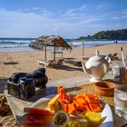 Füße im Sand - Frühstück am Strand