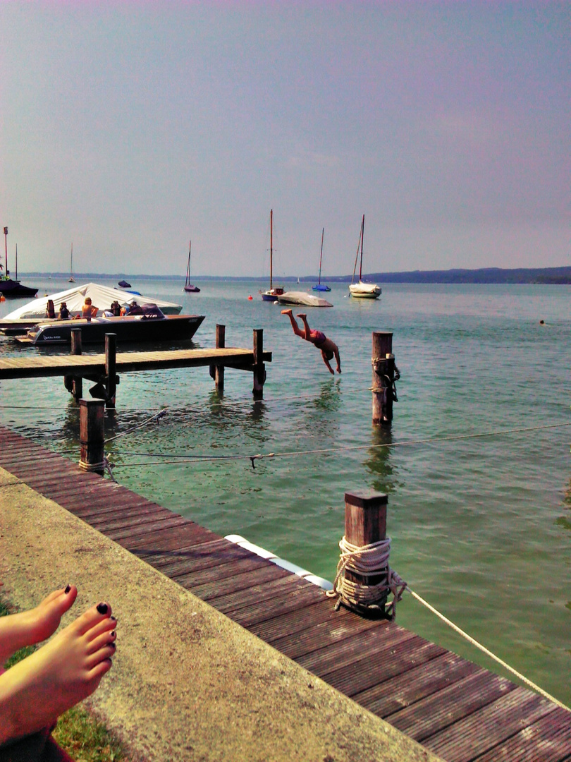 Füße mit Nagellack am See