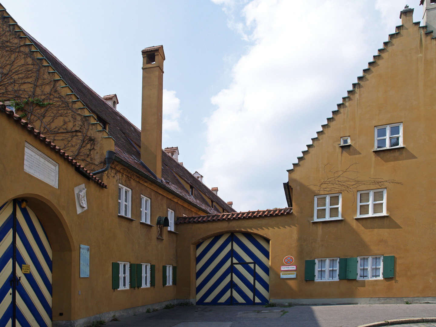 Fuggerei 1  --  Deux des entrées de l’ensemble de logements sociaux 