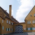 Fuggerei 1  --  Deux des entrées de l’ensemble de logements sociaux 