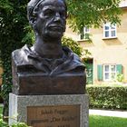 Fuggerei 2  --  Le buste de Jakob Fugger devant un des logements -sociaux