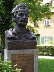 Fuggerei 2  --  Le buste de Jakob Fugger devant un des logements -sociaux