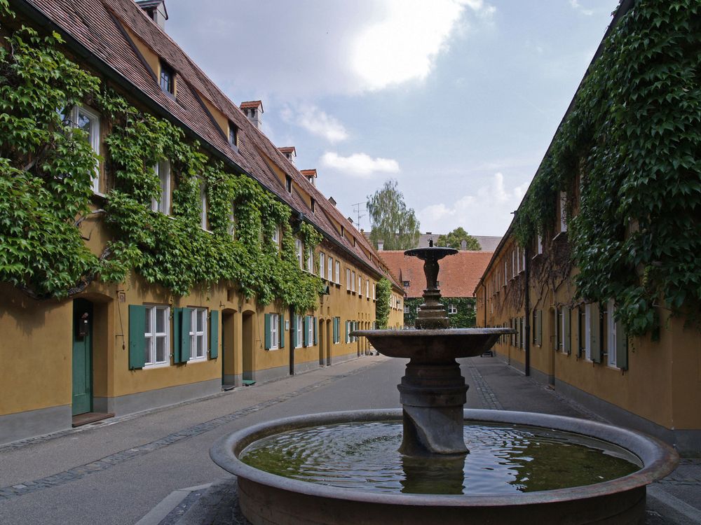 Fuggerei 3  --  Fontaine dans la ruelle Centrale  