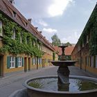 Fuggerei 3  --  Fontaine dans la ruelle Centrale  