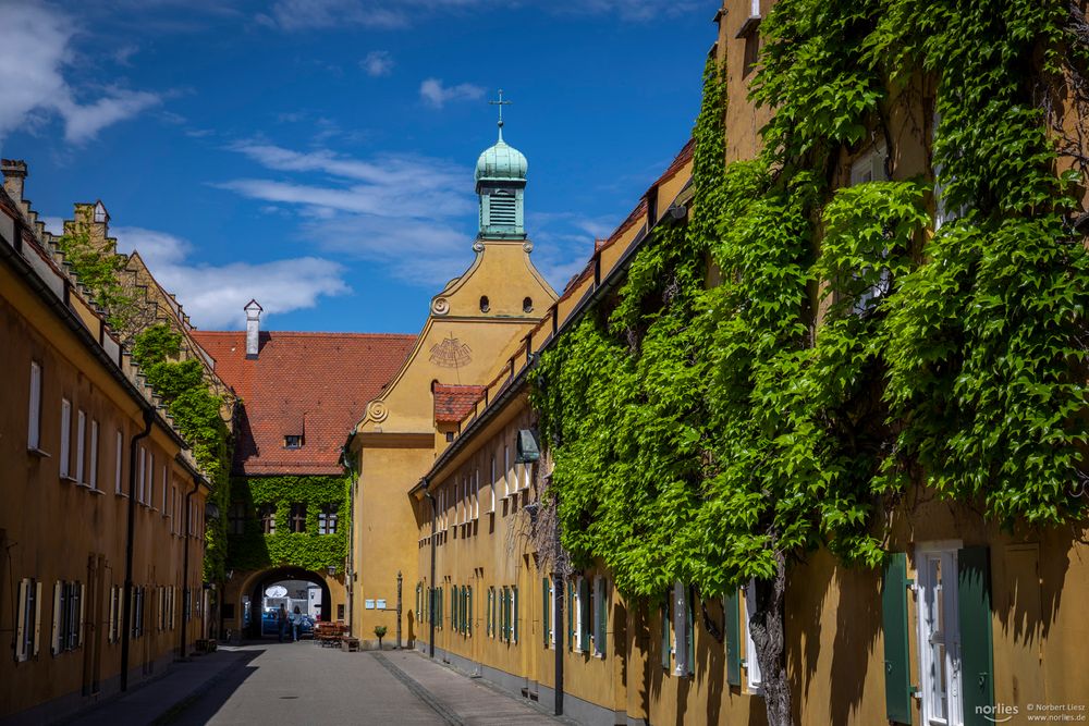 Fuggerei mit Kirche Foto & Bild deutschland, europe, bayern Bilder