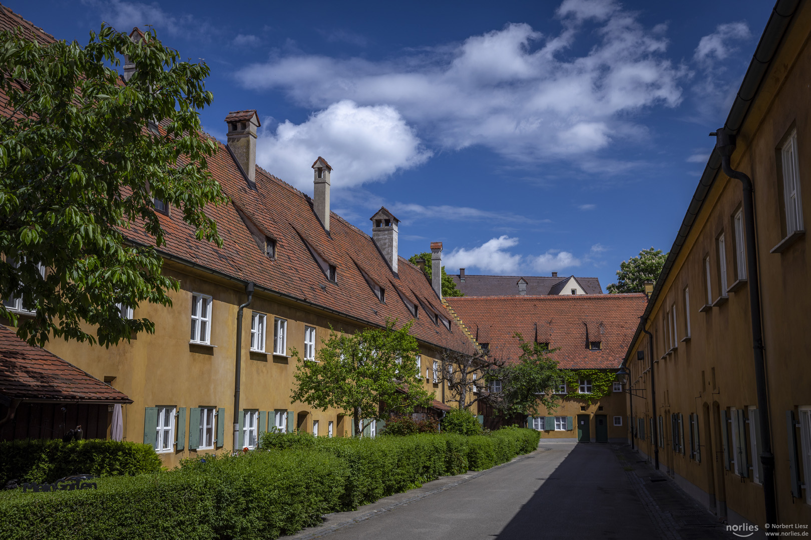 Fuggerei mit Wolken