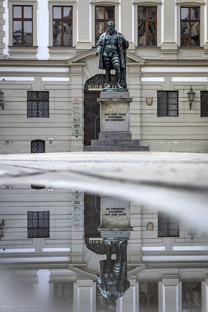 Fuggerstatue Spiegelung