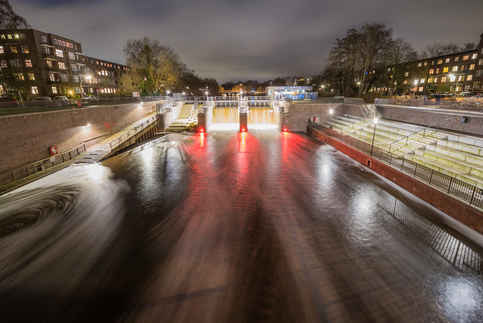 Fuhlsbütteler Schleuse bei Nacht (Hamburg-Alster)