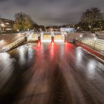 Fuhlsbütteler Schleuse bei Nacht (Hamburg-Alster)