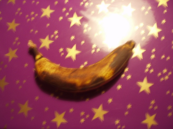 fukakische Banane auf violetter Plastikdecke