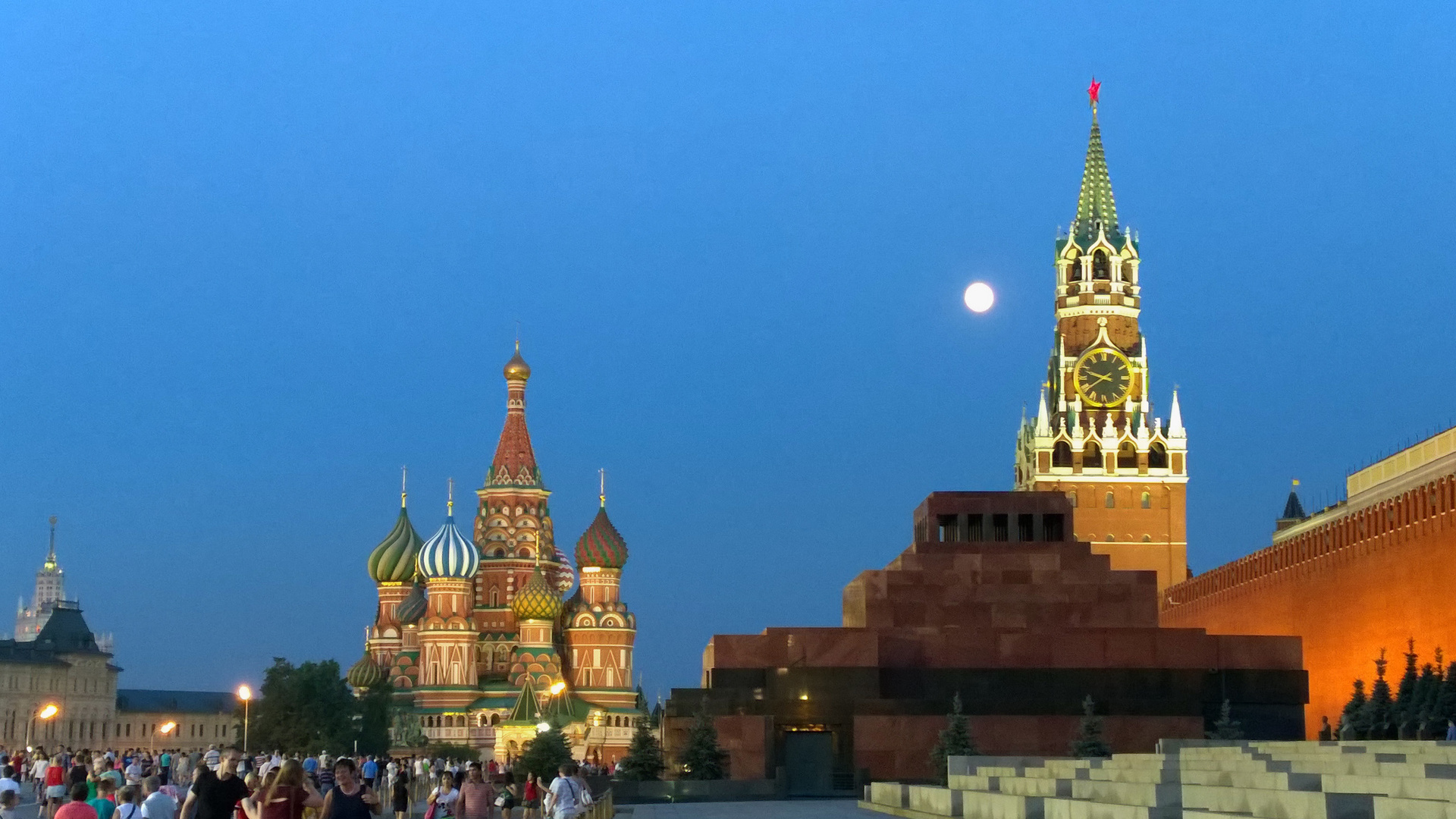 Full moon on the red square