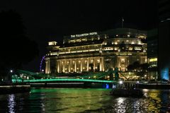 Fullerton Hotel bei Nacht