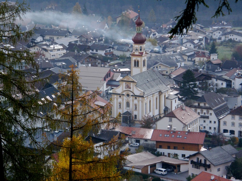 Fulpmes an einem Herbstmorgen