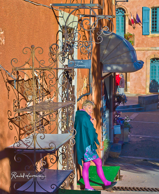 Fumer sa clop devant sa boutique, Roussillon, Lubéron