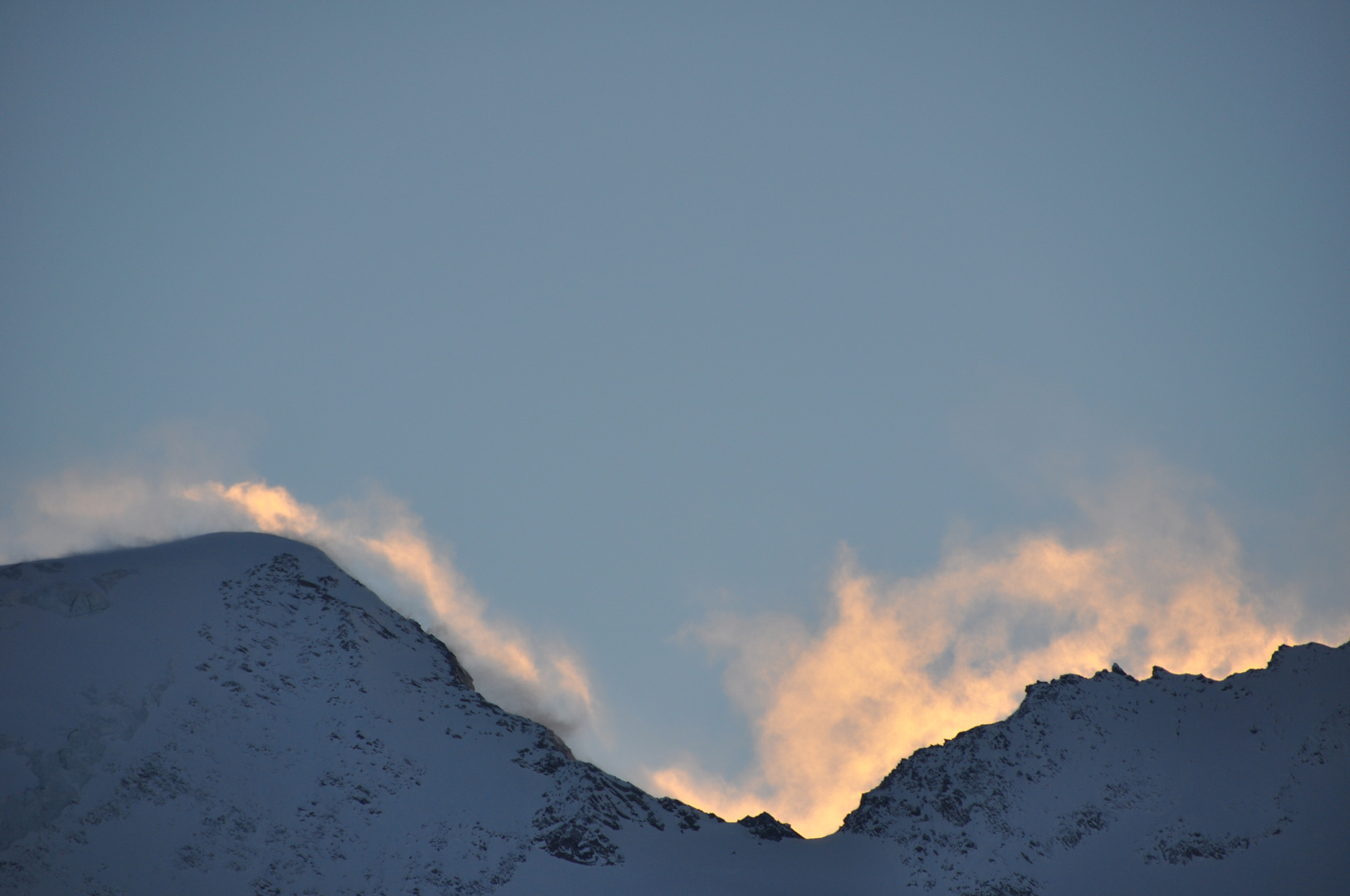 Fumerolles de fin du jour en haute montagne