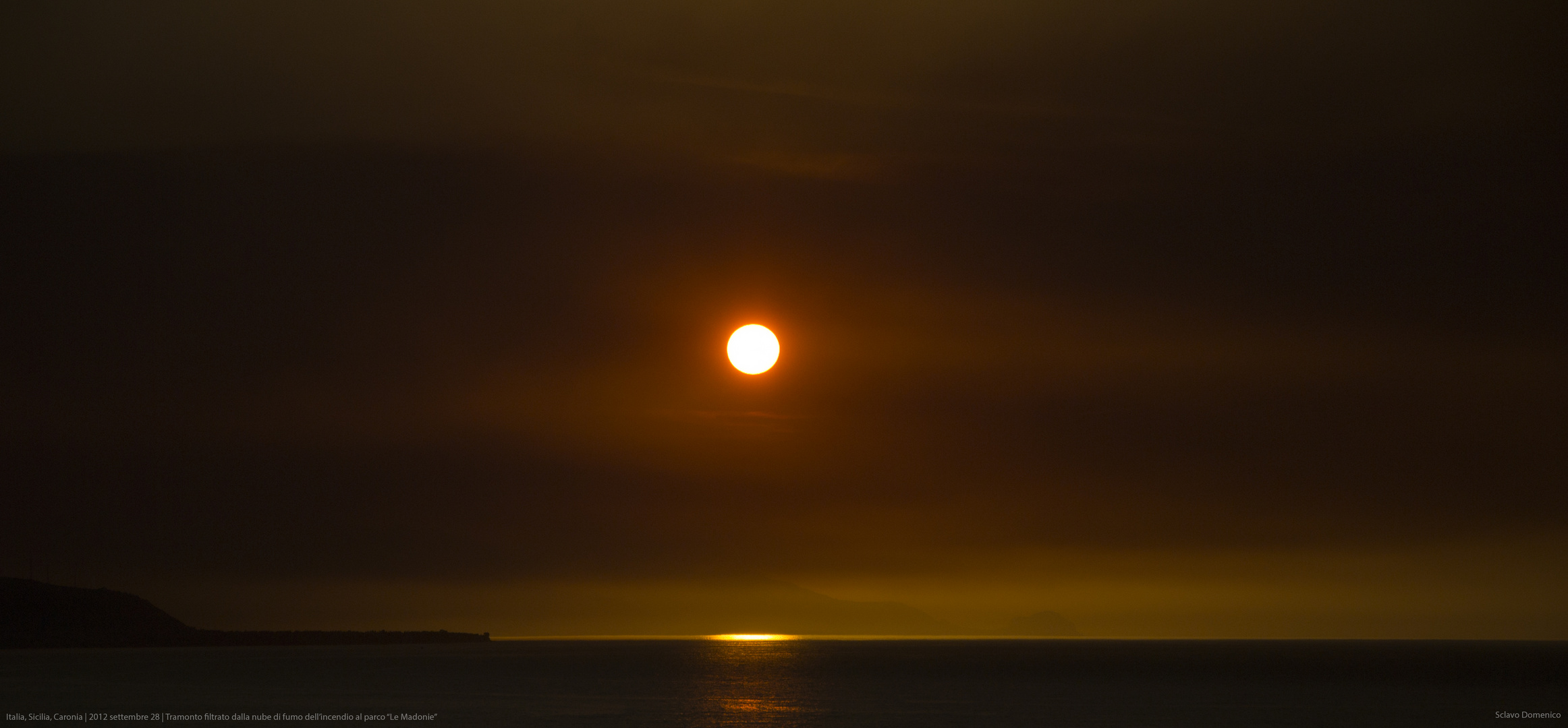 Fumo causato dell'uomo che oscura i raggi vitali del sole...