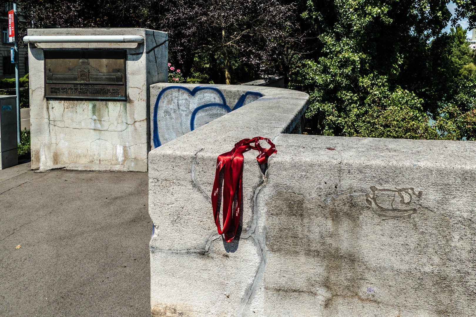 Fundstück auf der Rodundenbrücke über den Donaukanal.