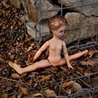 Fundstück: Schmutziger Akt oder Der Spagat einer Puppe im "Freien"