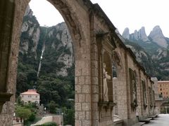 Funicular de Montserrat - to ta superstroma kolejka po lewej