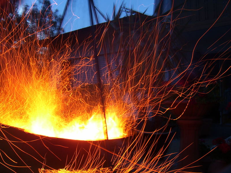 Funken des nächtlichen Lagerfeuers