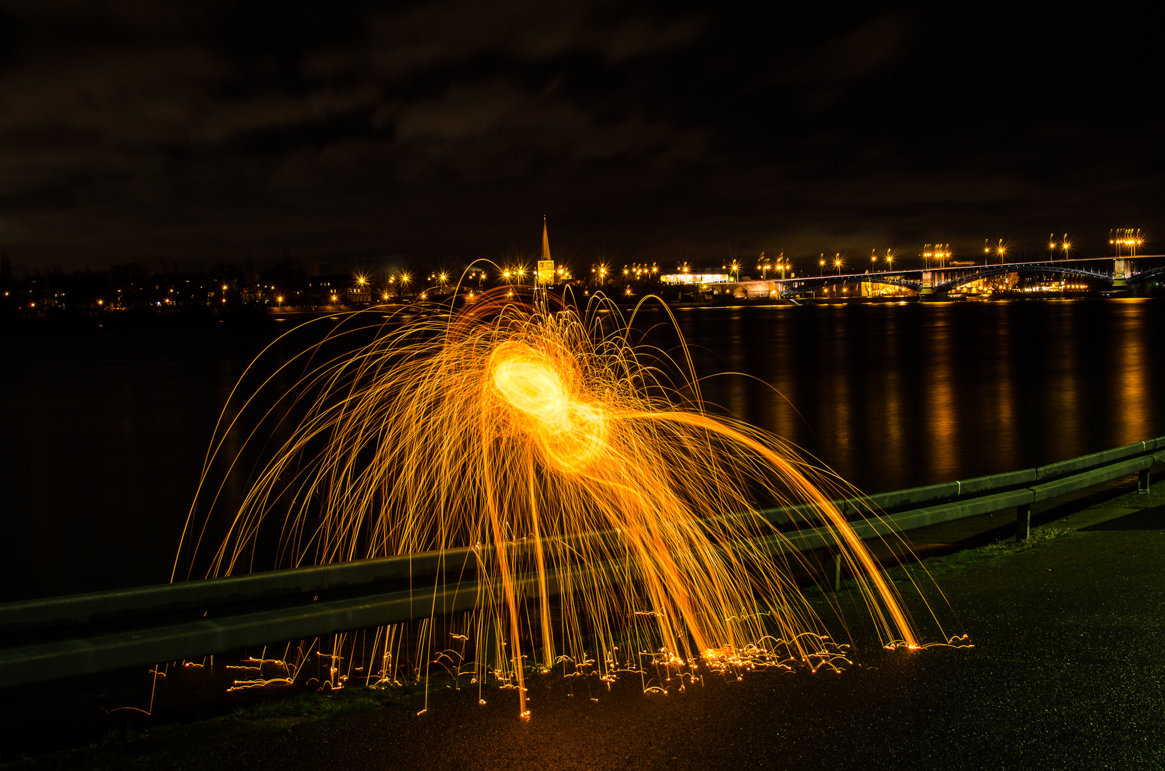 Funken vor der Brücke