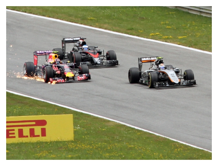 Funkenflug bei Daniil Kvyat beim Österreich GP