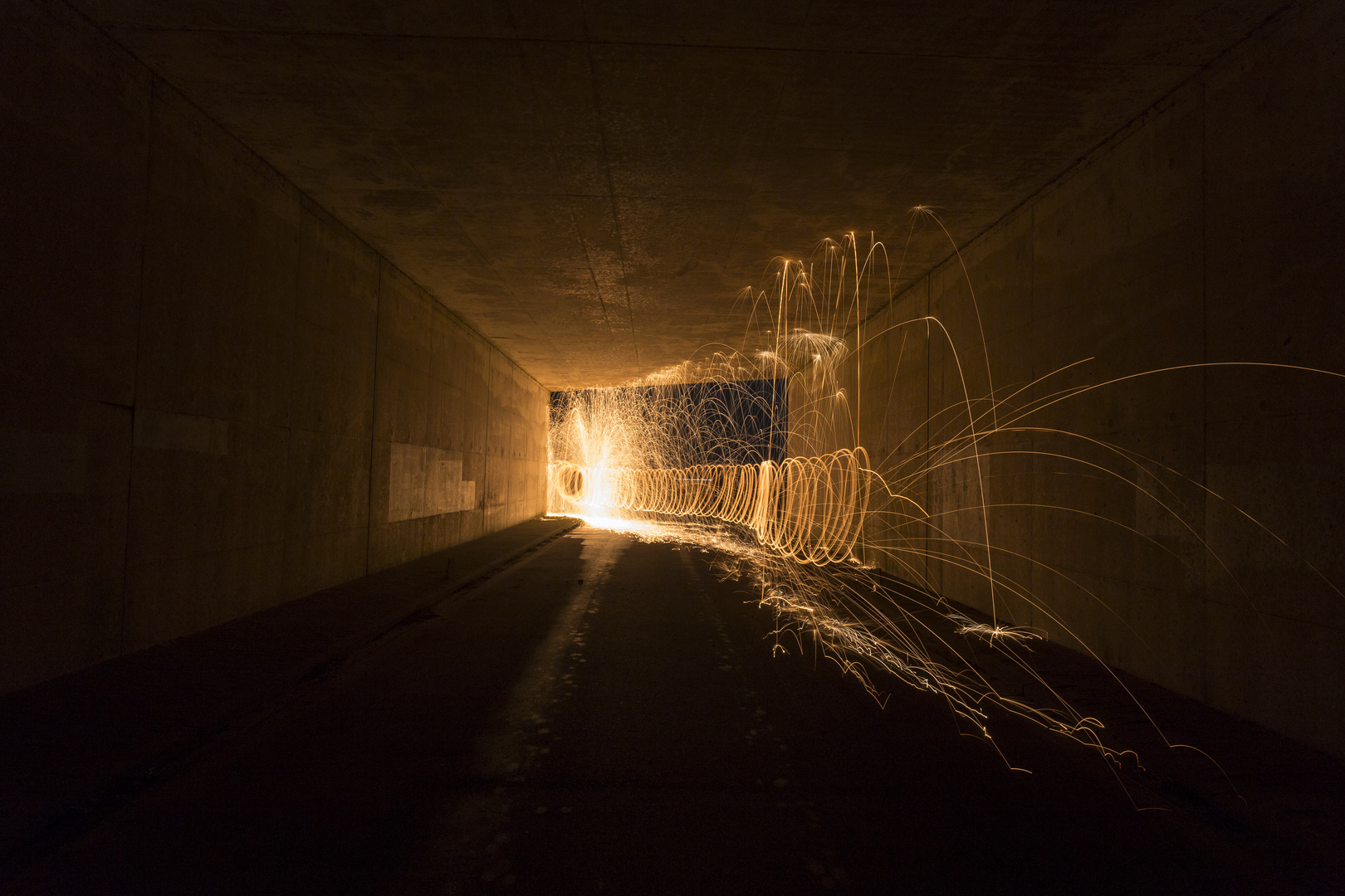 Funkenregen im Tunnel