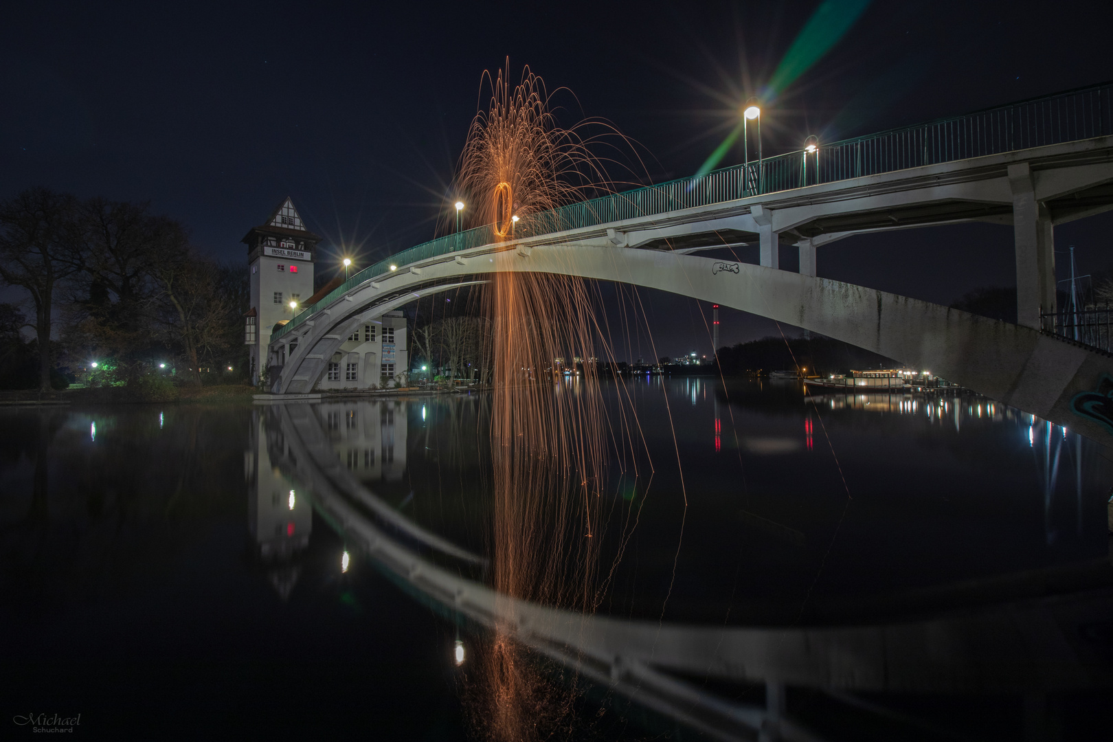 Funkensprühende Abteibrücke