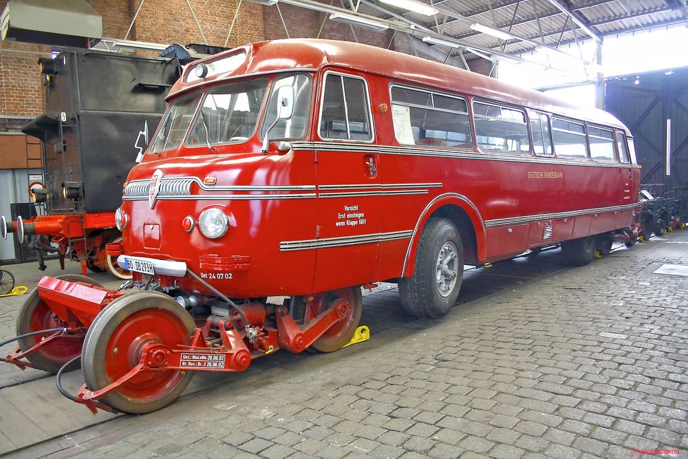 Funktionsfähiger Straßen-Schienomnibus BS 300