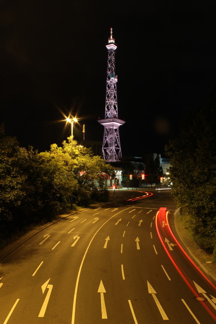 Funkturm bei Nacht