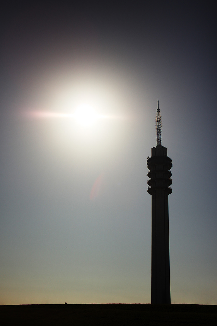 Funkturm im Gegenlicht der Sonne