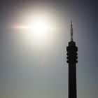 Funkturm im Gegenlicht der Sonne