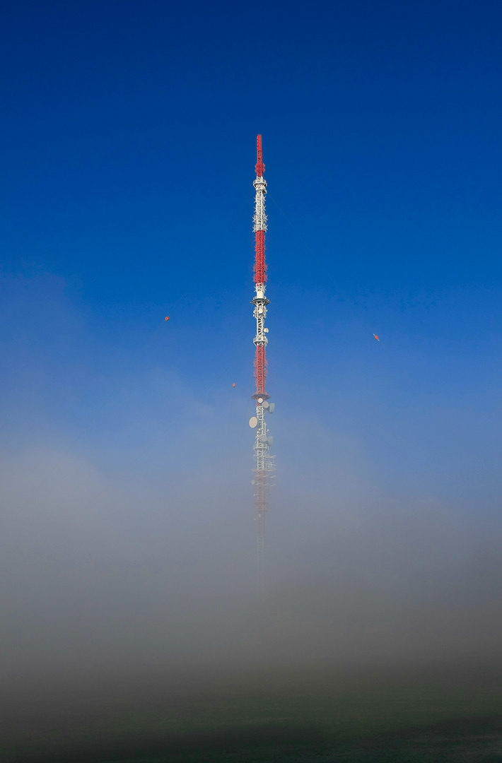 Funkturm im Nebel 1