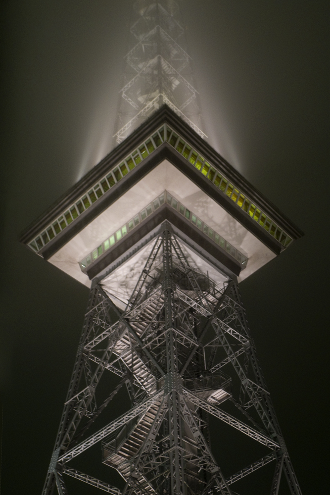 Funkturm im Nebel