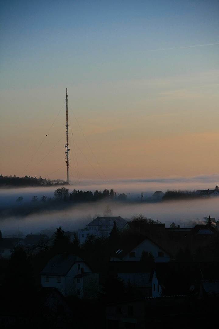 Funkturm im Nebel 2