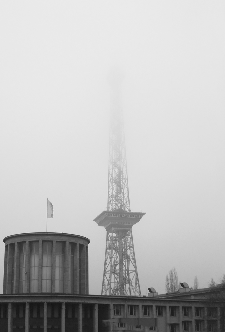 Funkturm im Nebel