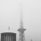 Funkturm im Nebel