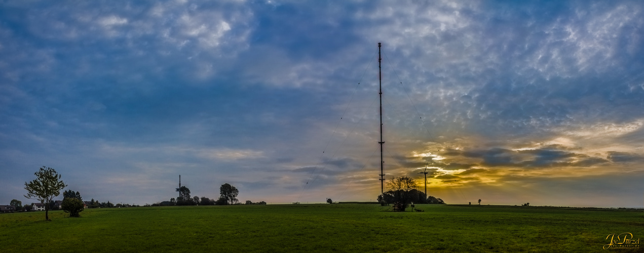 Funkturm im Sonnenuntergang