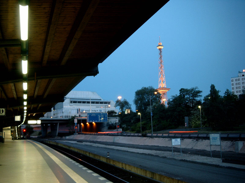 Funkturm in der Morgendämmerung