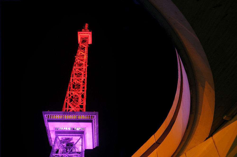 Funkturm mit Bogen