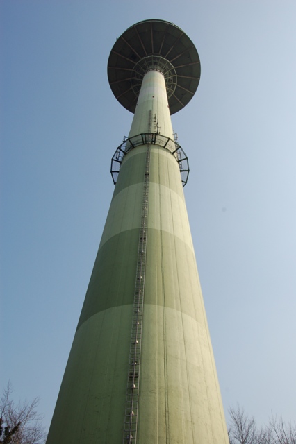 Funkturm Mülheim Speldorf vom Fuß aus