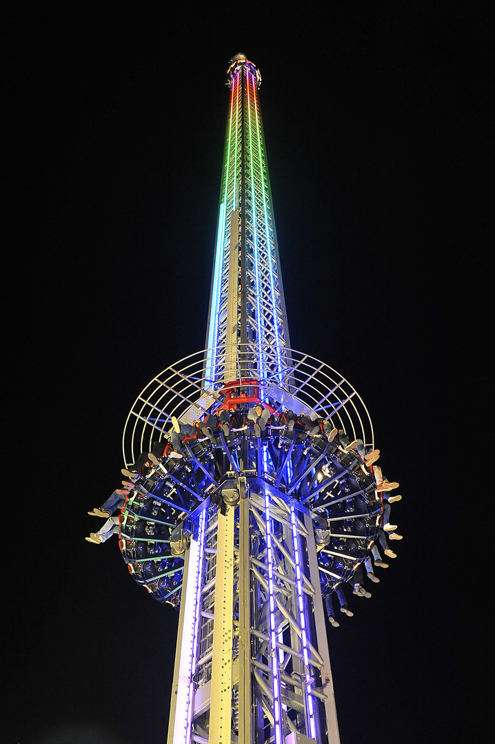 Funkturm oder Sendemast? Nein, Fahrgeschäft bzw. Fallgeschäft auf dem Jahrmarkt