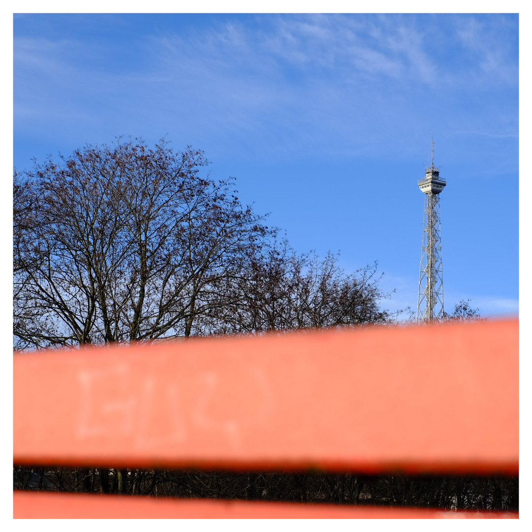 Funkturm unter blauen Himmel