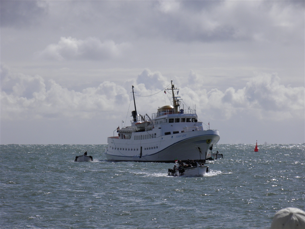 Funny Girl auf Reede vor Helgoland