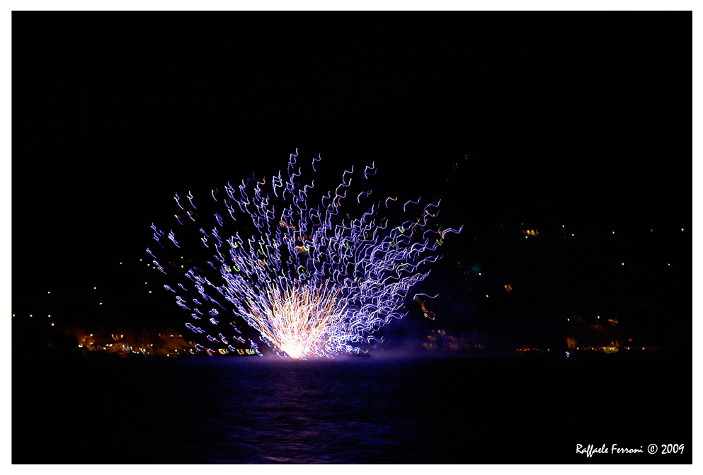 Fuochi d'artificio sull'acqua