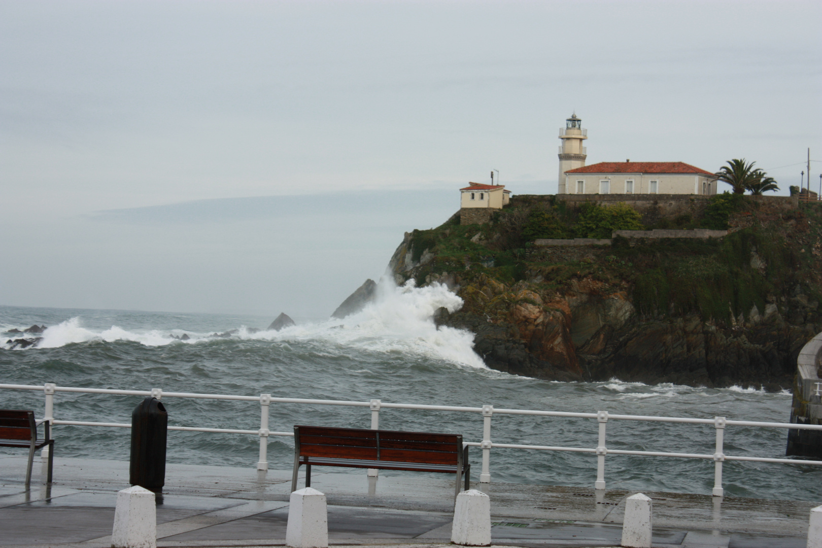 Furia del mar sobre las rocas,