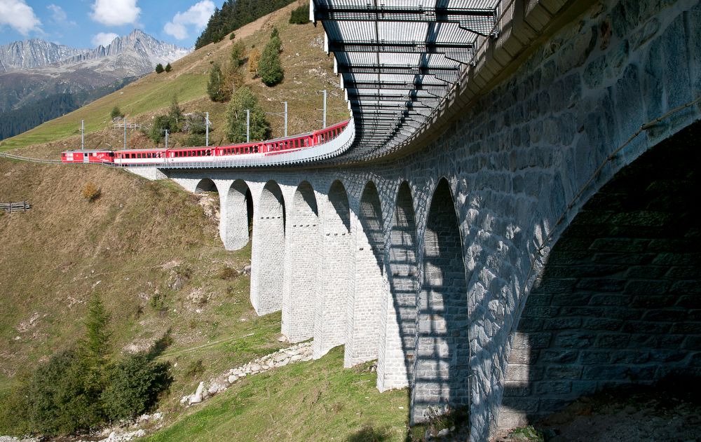 Furka-Oberalp-Bahn mit dem Bugnei-Viadukt bei Sedrun