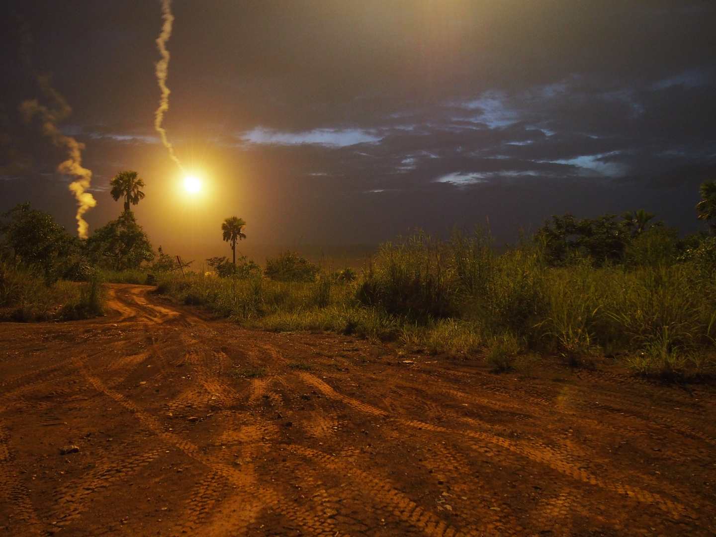 Fusée éclairante quelques part dans le monde 